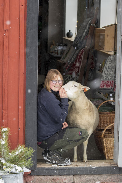 Saga i gårdsbutikens dörröppning