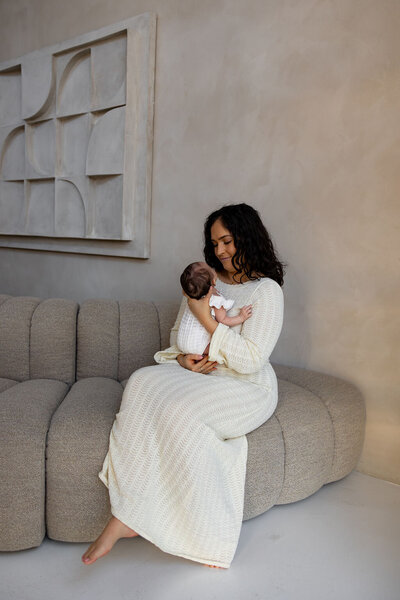 Newborn fotoshoot in daglicht studio Atelier Oost Amsterdam