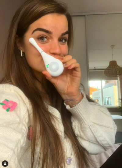 Drie jaar geleden heb ik de daysy ontdekt. Ik wilde al een tijdje stoppen met de pil, maar was ook opzoek naar een alternatief. Het liefst zonder hormonen, want ik wilde geen 'troep' meer in m'n lijf. Ik wilde af van m'n klachten en eigenlijk was ik ook gewoon erg benieuwd hoe ik me zou voelen zonder kunstmatige hormonen, ik had namelijk geen idee.. 🤷‍♀️ De daysy kwam op mijn pad en ik was al aardig snel om!  Voordelen: 🌸 De daysy is bij goed gebruik 99,4% betrouwbaar! 🌸 Je krijgt geen kunstmatige hormonen in je lichaam. 🌸 Je kan je cyclus goed bijhouden en daarmee je hormonale gezondheid in kaart brengen.