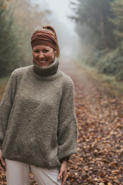 Isabell Botschek lachend im Wald