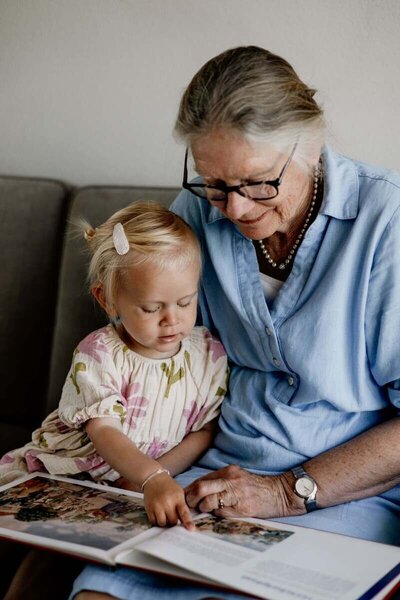 Oma en kleinkind lezen boek