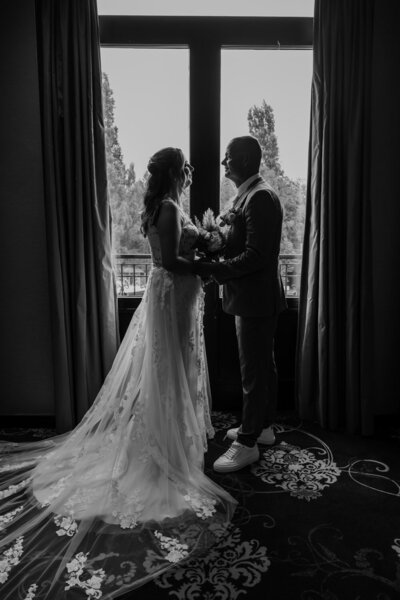 Spontaan moment van bruid en bruidegom fotograaf in Spijkenisse