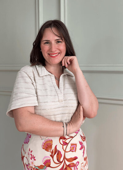 Photo portrait de Manon Klisz, souriante, énergique et authentique