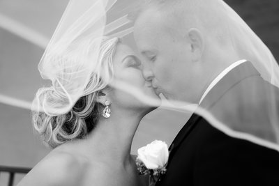 bride-groom-kissing-detroit-dia
