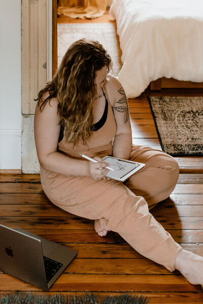 woman drawing on ipad