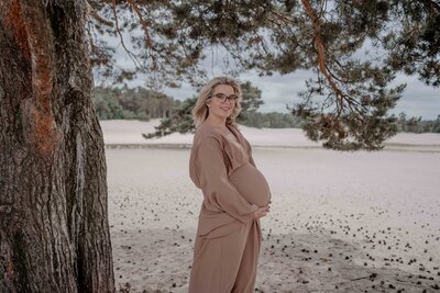 deze foto toont enzwanngerschapshoot in de soesterduinen met neutraletinten