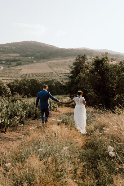 Iris-et-Romain-couple-mariage-vue-vignes1