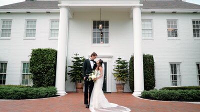 Stunning and romantic outdoor wedding photo ideas.