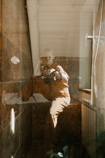 wedding-photographer-laurianevega-reflection-window