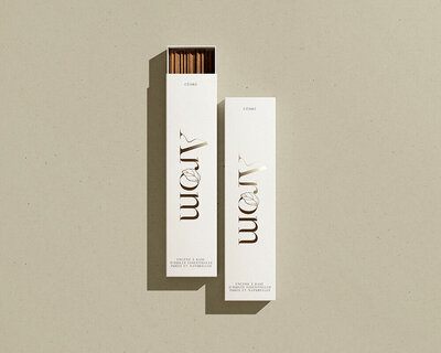 mockup-d-un-packaging-pour-de-l-encens-avec-logo-dore-creation-d-une-identite-visuelle-pour-la-marque-arom