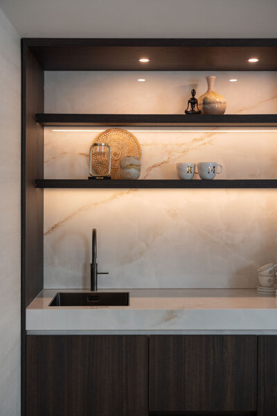 en stijlvol wandelement met opbergruimte, ontworpen met oog voor detail en mediterrane invloeden. Perfect passend in een luxe interieurproject op Ibiza.