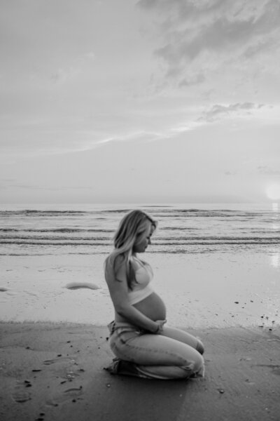 zwangerschapsfotografie aan het strand