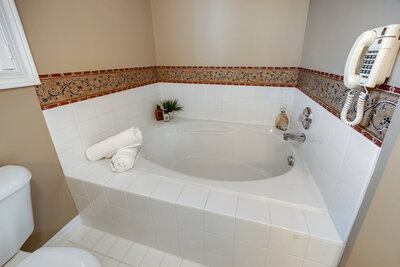 964 Grandlea main bath (2)