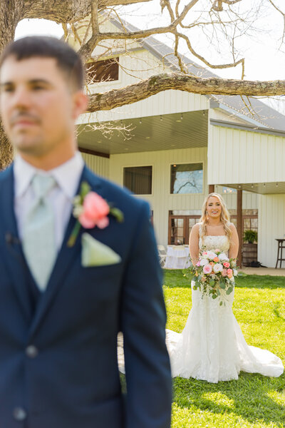 The Woods wedding at White Oak Wedding Barn in Marshall County was a celebration of love, elegance, and natural beauty. Explore stunning wedding photos capturing the couple’s joy in this rustic yet refined venue.