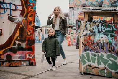 Spelenderwijs moment tussen ouders en kinderen tijdens gezinsfotoshoot door Leukfotografie in NDSM