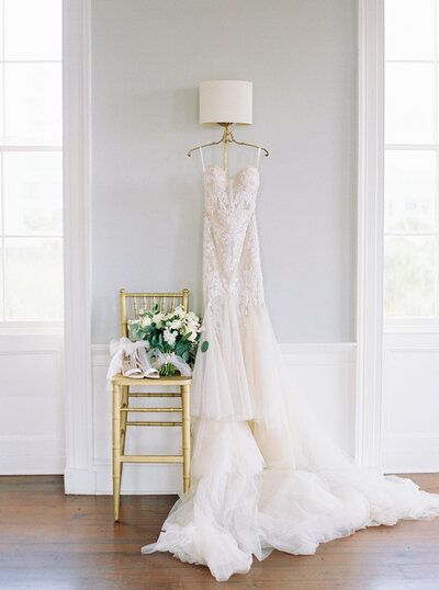 gadsden_house_wedding_dress_hanging_kailee_dimeglio_photography_charleston_destination_wedding_photographer-1_websize