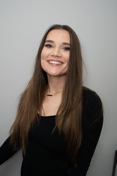 This image showcases a natural, radiant makeup look crafted by Book Sothana in Jacksonville, FL. Designed to enhance rather than mask, this soft glam style features glowy skin, defined eyes, and a subtle lip—perfect for everyday events, date nights, or casual photoshoots. Every natural makeup session at Book Sothana is tailored to your skin tone, preferences, and desired level of glow to help you feel like the best version of yourself. Whether you prefer minimalist beauty or a soft enhancement for a special occasion, Sothana delivers flawless yet lightweight makeup with a personalized touch. Book your natural makeup session in Jacksonville, FL by visiting https://booksothana.com/ or calling (904) 597-0867.