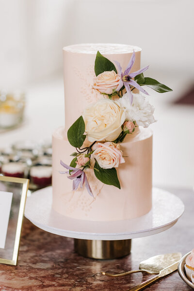 Stralende bruid met trouwboeket op haar bruiloft, begeleid door een professionele weddingplanner