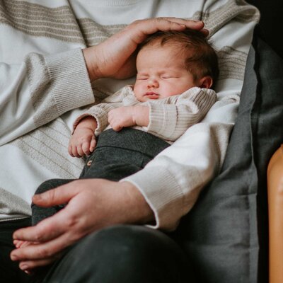 Ein Neugeborenes Baby beim ertsen Foto-Shooting mit Lichtsammlerin Sarah Thelen