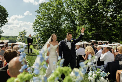 newly wedded couple at newfields indianapolis indiana