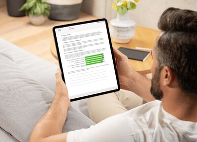 Person som håller i en surfplatta med analysrapport – symbol för att förstå sin kommunikationsstil.Praktiska verktyg för att skapa klarhet och minska missförstånd.