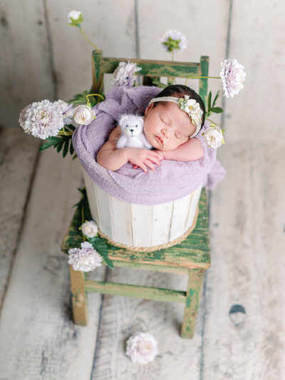 Bebe Pose de nouveau-né en studio sur fond doré