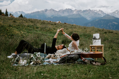 Couple having a picnic on their multi day elopement in the Dolomites