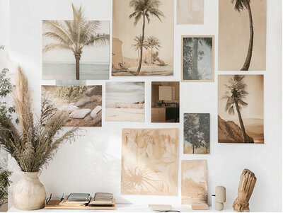 Moodboard met wit en bruin tinten in polaroids op de muur