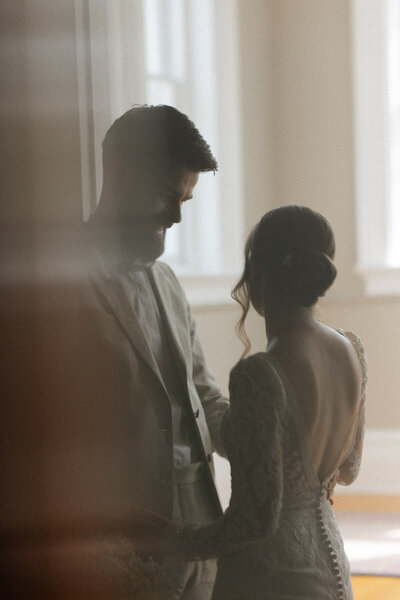 Couple de mariés amoureux en silhouette, mariage champêtre