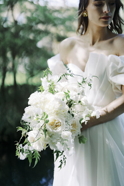 mariee-tenant-son-bouquet-chic-et-elegante