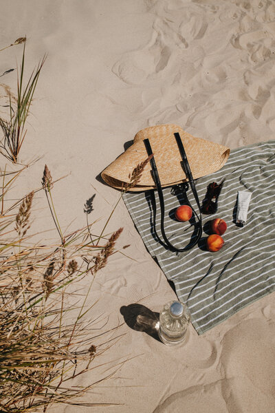 Eine kleine Picknick-Decke am Strand in den Dünen.