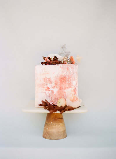 Peach square wedding cake with a concrete texture