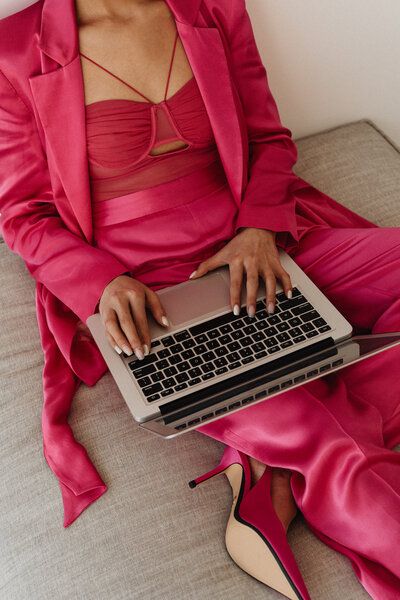 kaboompics_elegant-asian-businesswoman-in-satin-suit-focused-on-laptop-work-elegant-asian-businesswoman-in-satin-suit-focused-on-laptop-work-32065