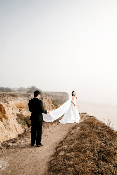Engagement photos at the Utah Salt Flats whit a couple in all black.