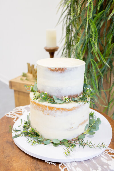 Seattle Wedding Planner shares photo of wedding cake at Washington Wedding