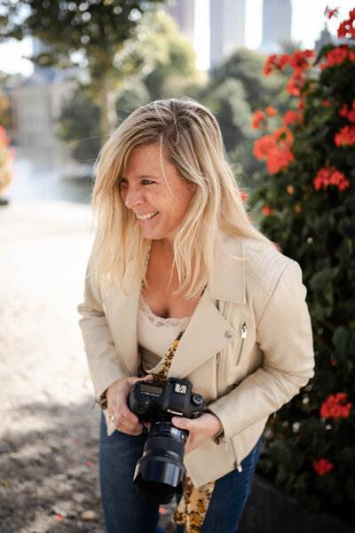 tessa fotograaf lachend met camera