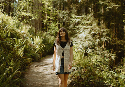 Emily-Noelle-Photo-Spring-Senior-Photos-in-Oregon-forest-path