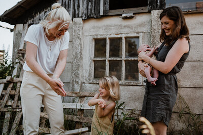 Dansen bij de newbornshoot