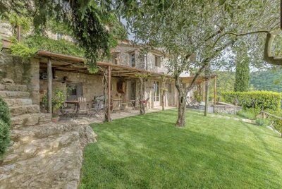 a gorgeous air bnb in wine country of italy for a wedding venue