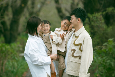 家の中でリラックスしたまま撮影した家族写真。