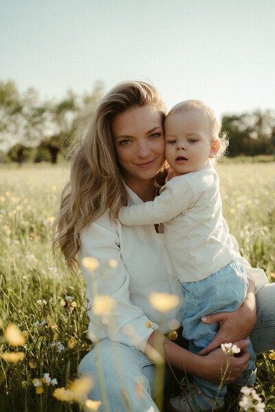 Mama en zoontje tussen de bloemen
