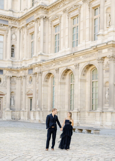 All black outft inspiration at Louvre in Paris, France
