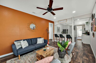 Living room with flat screen TV in this three-bedroom, two-bathroom vacation rental house just 5 minutes from The Silos in downtown Waco, TX.