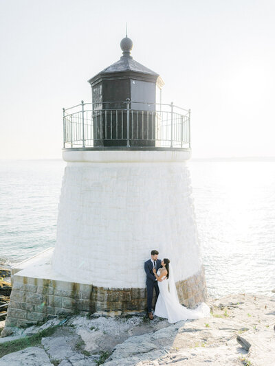 castle hill inn bride and groom at lighthouse