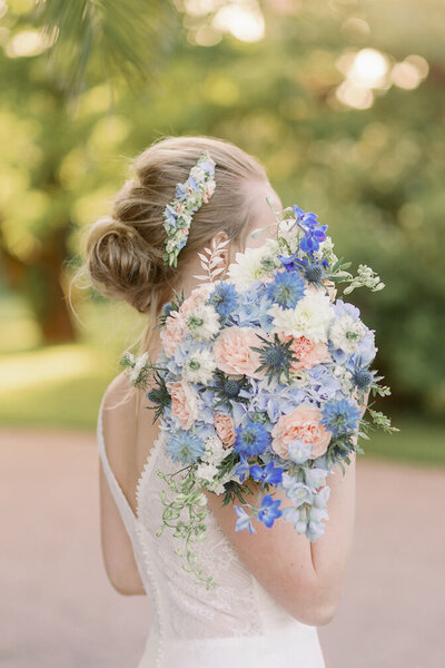 Bride in Uppsala botanical garden with bouquet