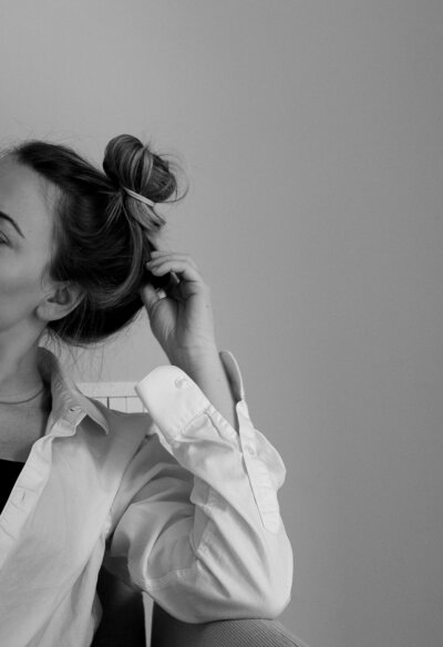 A black & white image of a woman smiling. SHowing someone who has benefited from anxiety counseling in lower Manhattan. Or treatment for social anxiety throughout Manhattan, Brooklyn, & NYC.