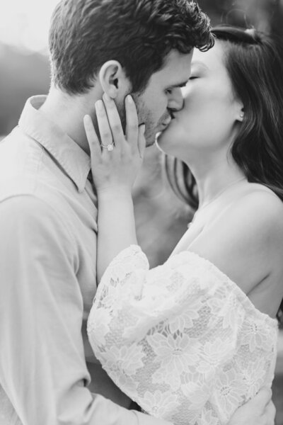 Black and white portrait of a couple kissing