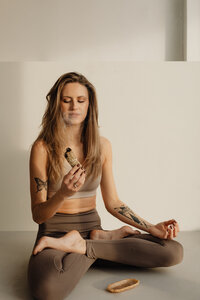 kaboompics_young-adult-woman-yoga-mat-leggings-exercise-outfit-sage-28679