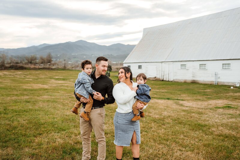 Family Photo with a Background Barn | Photography by Jocelyn