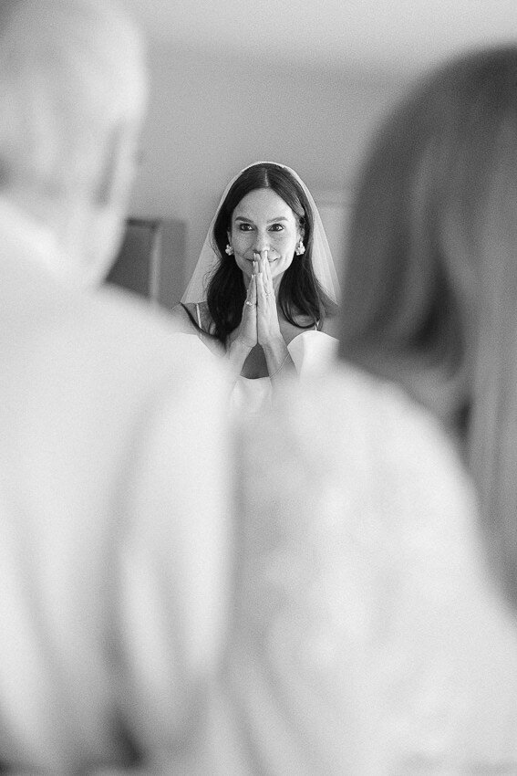 Un moment rempli d'émotion lorsque la mariée regarde ses parents.